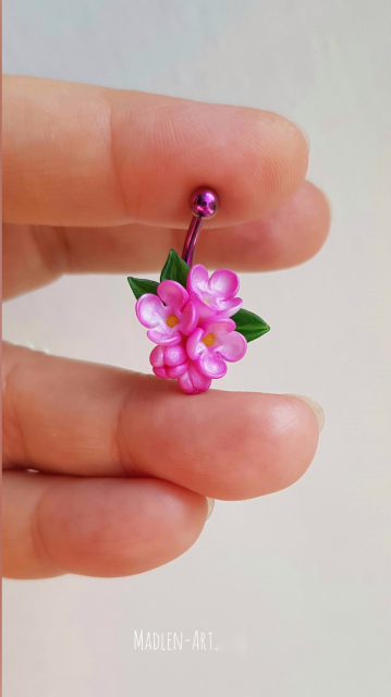 Navel piercing with pink lilac – Breath of Spring